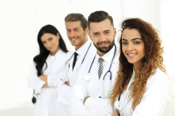 Retrato de mulheres médicas com colegas — Fotografia de Stock