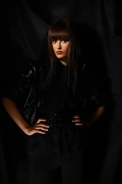 Mulher moderna glamourosa em uma jaqueta de couro preto — Fotografia de Stock