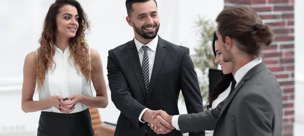 Handshake affärspartners i office. — Stockfoto