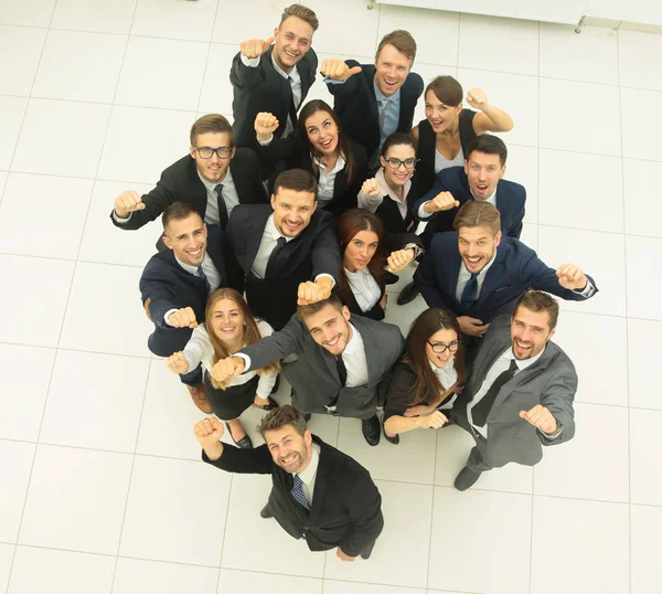 Concepto de éxito. equipo de negocios levantando las manos y mirando la cámara . —  Fotos de Stock