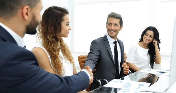 Geschäftsleute geben sich während des Treffens die Hand — Stockfoto