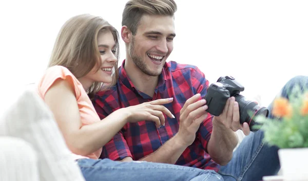 Moderna pareja joven comprueba las fotos en la cámara — Foto de Stock