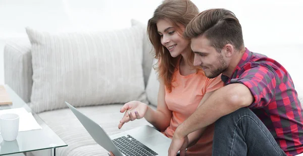 Ungt par titta på videor på laptop — Stockfoto