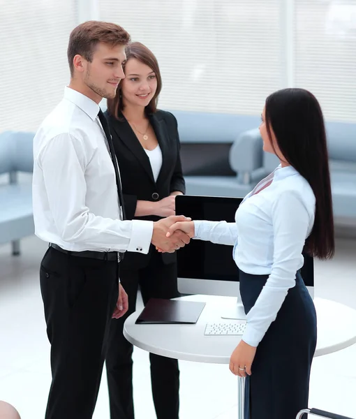 Partnerów biznesowych, drżenie rąk, stojąc w holu urzędu. — Zdjęcie stockowe