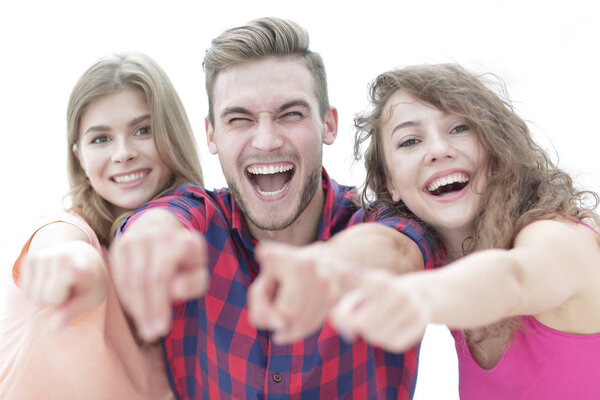 Крупный план трех счастливых молодых людей, показывающих руки вперед
