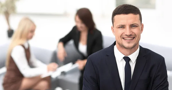 Jungunternehmer auf verschwommenem Hintergrund. — Stockfoto