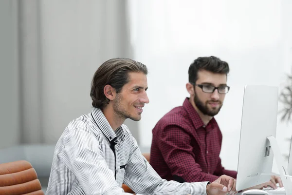 Mitarbeiter im Büro — Stockfoto