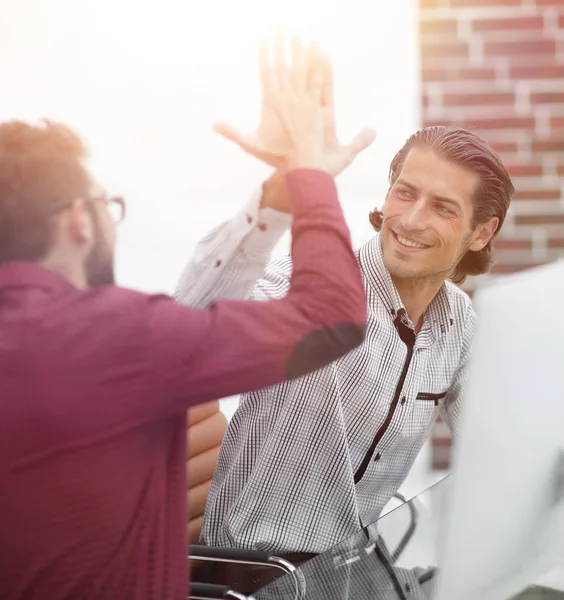 Heureux les employés donnant l'autre haute cinq — Photo