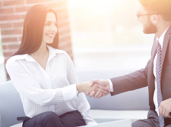 Handshake sedí v kanceláři lobby klienta a správce. — Stock fotografie