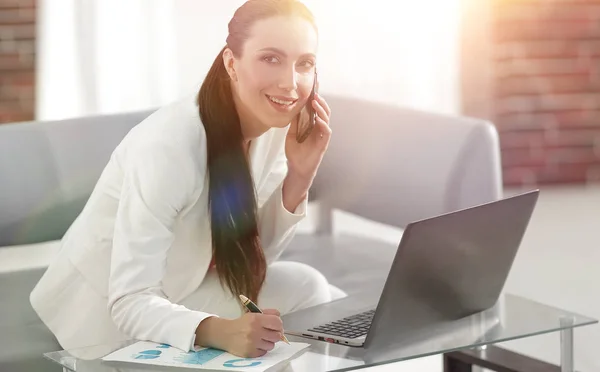 Geschäftsfrau diskutiert am Telefon über Finanzpläne — Stockfoto