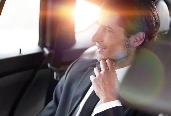 Hombre de negocios serio sentado en coche —  Fotos de Stock