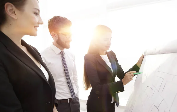 Businesswoman pointing marker to flipboard on presentation in office — Stock Photo, Image