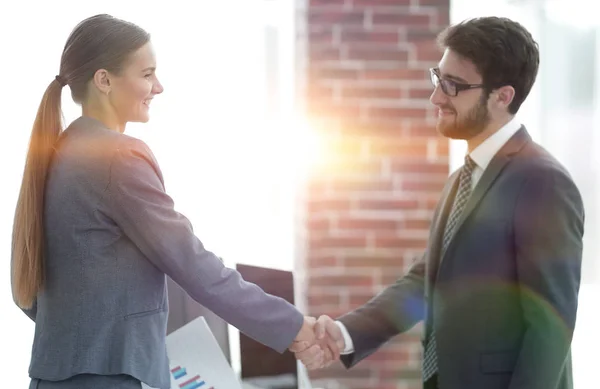 Willkommener Handschlag — Stockfoto