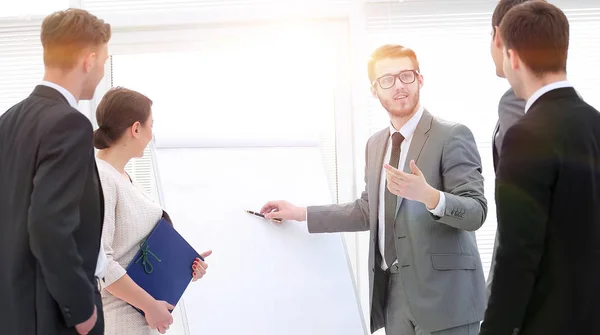 Coach voert bedrijfskundige opleiding voor de business-team — Stockfoto