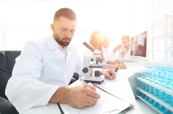 Young scientist works in the lab. — Stock Photo, Image