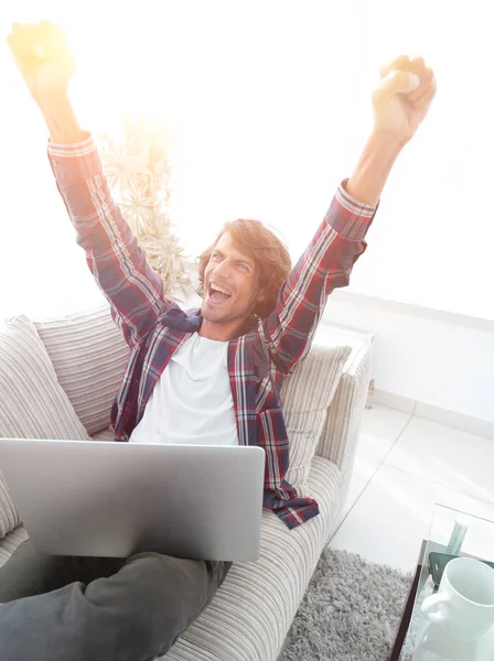 Orang yang sangat bahagia bekerja dengan laptop di rumah . — Stok Foto