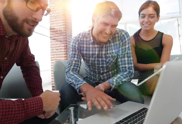 Groupe de travail créatif remue-méninges ensemble au bureau — Photo