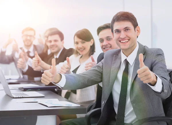 Equipe de negócios bem sucedida mostrando polegares para cima — Fotografia de Stock