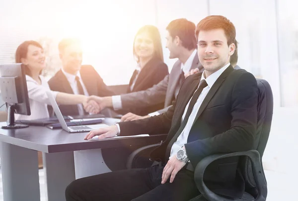 Leider op de achtergrond van business team — Stockfoto