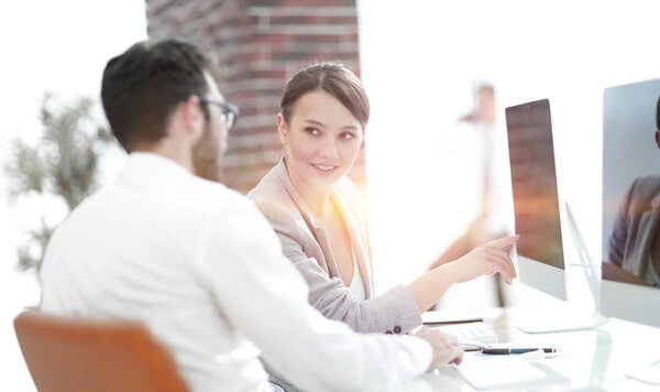 работники офиса обсуждают текущие проблемы
