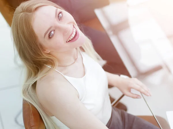 Junger Mitarbeiter der Finanzabteilung im Büro. — Stockfoto