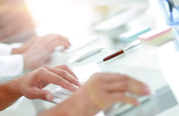 Manos escribiendo texto en el teclado de la computadora. fondo de negocio borroso . — Foto de Stock