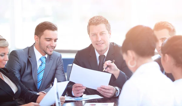 Uomo d'affari e il suo team di lavoro discutono documenti di lavoro . — Foto Stock