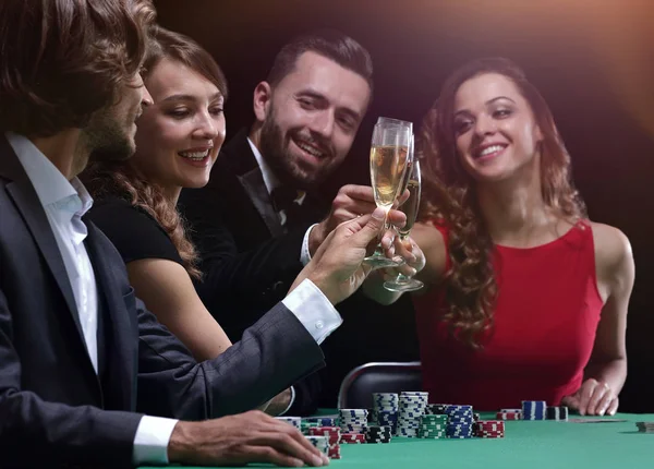Друзі п'ють і святкують азартну ніч — стокове фото