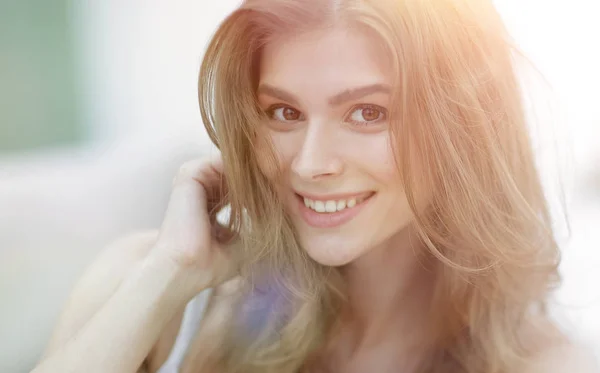 Retrato de cerca de una joven sonriente con maquillaje ligero — Foto de Stock