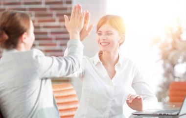 İş ekibinin üyeleri birbirlerine beşlik çakıyor..