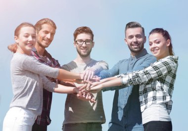 bir grup genç insan onların birlik gösterir.