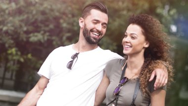 Kentsel sokakta yürüyen genç Çift