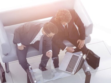 dizüstü bilgisayarda veri tartışırken iş arkadaşları.