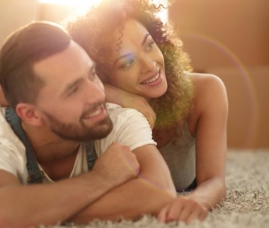 Mutlu çift arka plan bulanık halıya yatan