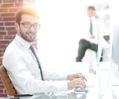 Bulanık arka plandaki başarılı iş adamı