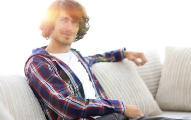 kanepede oturan başarılı yakışıklı olan.