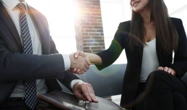 İş adamı ortağıyla anlaşma yapmak için el sıkışıyor.