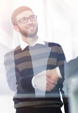 glass.handshake iş adamları arkasından