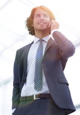 Mobil .isolated beyaz üzerine konuşurken işadamı.