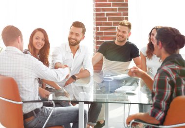 el sıkışma masada oturan iş ortakları