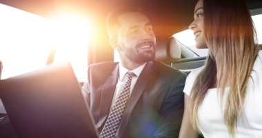 Arabanın içine çalışma iş insanlar Toplantı