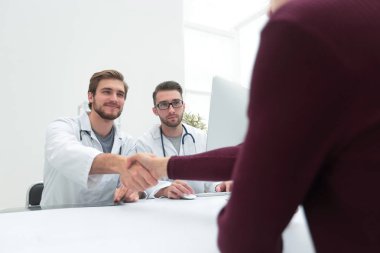 bir doktor ve onun hasta el sıkışma