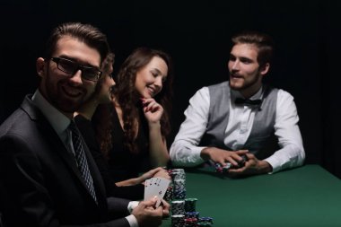 modern iş adamı poker oynuyor