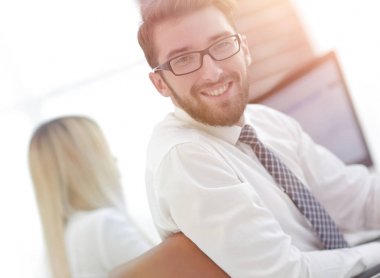 ekranın önünde oturan deneyimli programcılar.