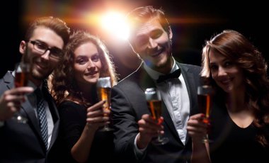 Başarılarını kutlayan bir grup arkadaşın portresi.