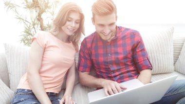 Net sörf ve hom laptop üzerinde mutlu modern Çift