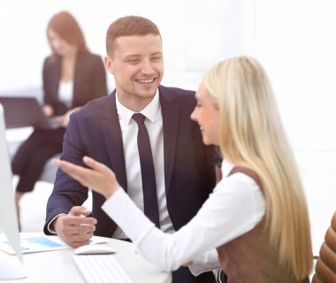 İş yerinde bir meslektaşı ile konuşurken Yöneticisi