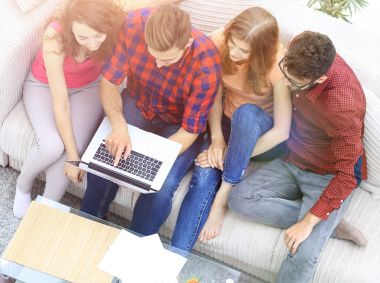 Dizüstü bilgisayarı olan bir grup arkadaş videoyu tartışıyorlar.