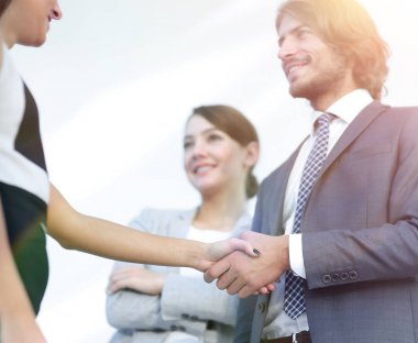 İş adamları geniş pencereli odaya karşı el sıkışıyor