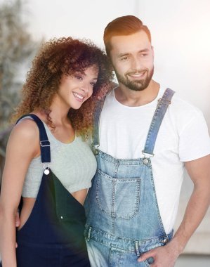 güzel genç çift ayakta yeni bir daire içinde. Fotoğraf olan bir 